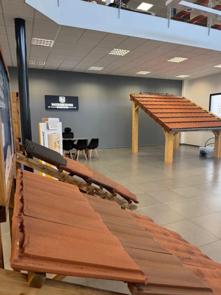 Présentoirs inclinés de tuiles de toiture en terre cuite dans un showroom.